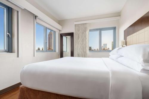 Habitación con balcón y vistas al Empire State Building - Cama extragrande del hotel Embassy Suites By Hilton New York Manhattan Times Square. Foto 3