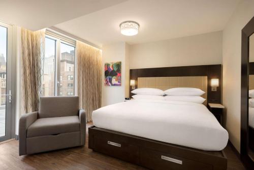 Habitación Sky View con 1 cama extragrande y balcón del hotel Embassy Suites By Hilton New York Manhattan Times Square. Foto 5