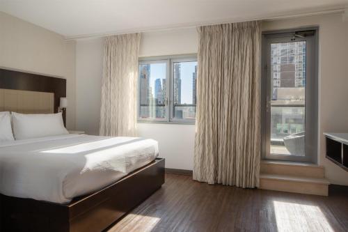 Habitación con balcón y vistas al Empire State Building - Cama extragrande del hotel Embassy Suites By Hilton New York Manhattan Times Square. Foto 3