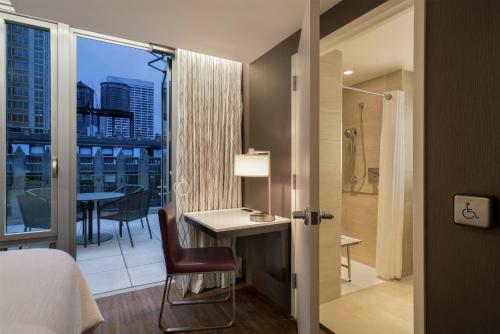 Habitación Sky View con 1 cama extragrande y balcón del hotel Embassy Suites By Hilton New York Manhattan Times Square. Foto 3