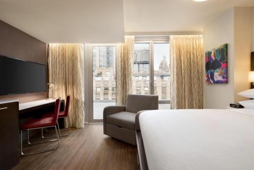 Habitación Sky View con 1 cama extragrande y balcón del hotel Embassy Suites By Hilton New York Manhattan Times Square. Foto 9