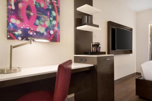 Habitación con cama extragrande. del hotel Embassy Suites By Hilton New York Manhattan Times Square. Foto 4