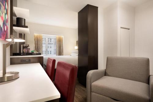 Habitación con 1 cama extragrande, ducha 3X3 y vistas a la ciudad - Adaptada para personas con movilidad reducida del hotel Embassy Suites By Hilton New York Manhattan Times Square. Foto 6
