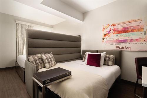 Suite Junior con vistas al Empire State Building - Cama extragrande del hotel Embassy Suites By Hilton New York Manhattan Times Square. Foto 3