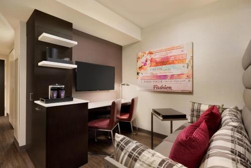 Suite Junior con sofá cama - Cama doble grande del hotel Embassy Suites By Hilton New York Manhattan Times Square. Foto 2