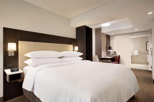 Suite Estudio con cama extragrande - Adaptada para personas de movilidad reducida del hotel Embassy Suites By Hilton New York Manhattan Times Square. Foto 1