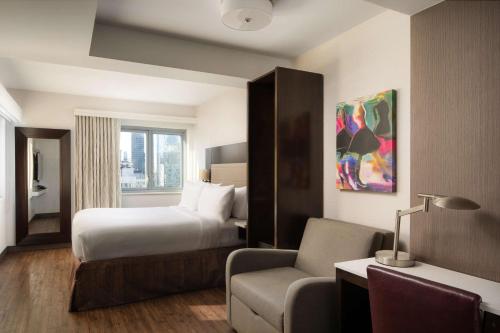 Habitación con 1 cama extragrande, ducha 3X3 y vistas a la ciudad - Adaptada para personas con movilidad reducida del hotel Embassy Suites By Hilton New York Manhattan Times Square. Foto 7