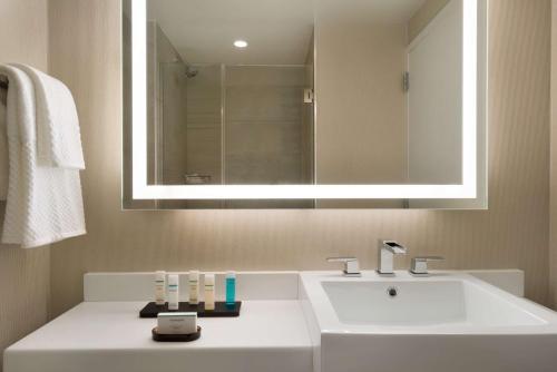 Habitación con cama extragrande. del hotel Embassy Suites By Hilton New York Manhattan Times Square