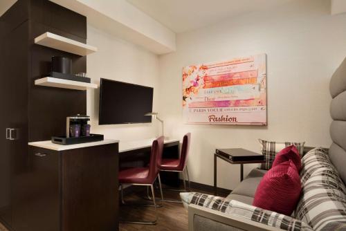 Alojamiento Sky View con 1 cama extragrande del hotel Embassy Suites By Hilton New York Manhattan Times Square. Foto 1