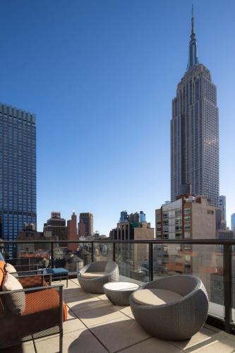 Habitación con balcón y vistas al Empire State Building - Cama extragrande del hotel Embassy Suites By Hilton New York Manhattan Times Square. Foto 4