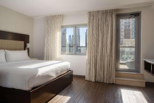 Habitación con balcón y vistas al Empire State Building - Cama extragrande del hotel Embassy Suites By Hilton New York Manhattan Times Square. Foto 5