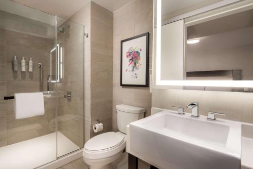 Habitación con balcón y vistas al Empire State Building - Cama extragrande del hotel Embassy Suites By Hilton New York Manhattan Times Square. Foto 9