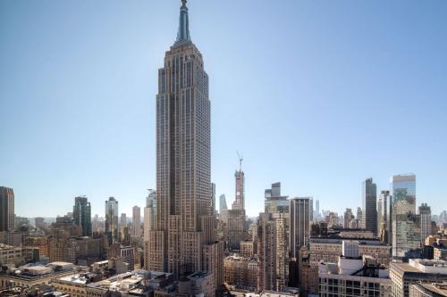 Suite Junior con vistas al Empire State Building - Cama extragrande del hotel Embassy Suites By Hilton New York Manhattan Times Square. Foto 4