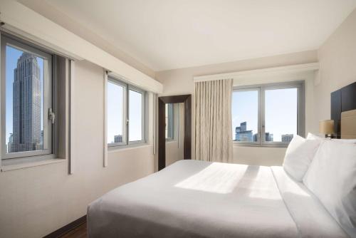 Suite Junior con vistas al Empire State Building - Cama extragrande del hotel Embassy Suites By Hilton New York Manhattan Times Square. Foto 5