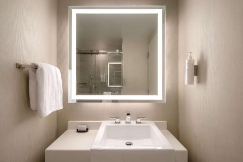 Suite Junior con vistas al Empire State Building - Cama extragrande del hotel Embassy Suites By Hilton New York Manhattan Times Square. Foto 6