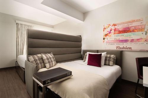 Suite Junior con vistas al Empire State Building - Cama extragrande del hotel Embassy Suites By Hilton New York Manhattan Times Square. Foto 7