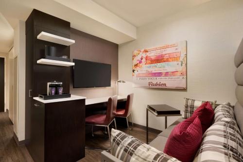 Suite Junior con sofá cama - Cama doble grande del hotel Embassy Suites By Hilton New York Manhattan Times Square. Foto 1