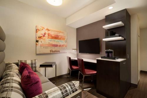 Suite Estudio adaptada para personas con discapacidad auditiva con vistas - Cama extragrande del hotel Embassy Suites By Hilton New York Manhattan Times Square. Foto 3