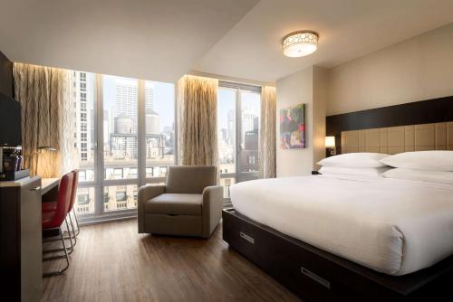 Habitación con cama extragrande y vistas a la ciudad del hotel Embassy Suites By Hilton New York Manhattan Times Square. Foto 5