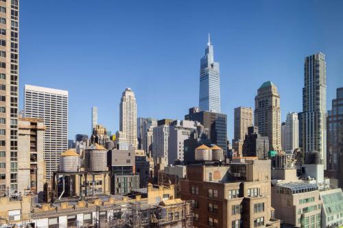 Habitación con cama extragrande y vistas a la ciudad del hotel Embassy Suites By Hilton New York Manhattan Times Square. Foto 9