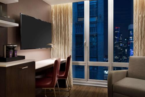 Alojamiento Sky View con 1 cama extragrande - Adaptado para personas con discapacidad auditiva del hotel Embassy Suites By Hilton New York Manhattan Times Square. Foto 1