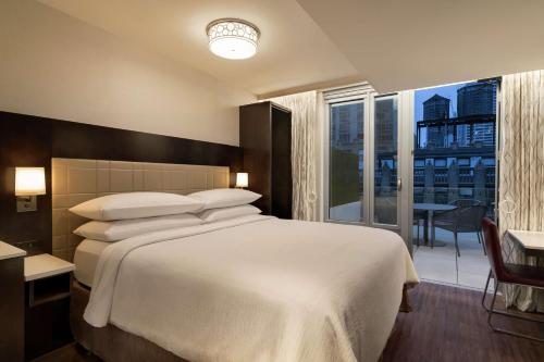 Habitación Sky View con 1 cama extragrande y balcón del hotel Embassy Suites By Hilton New York Manhattan Times Square. Foto 2