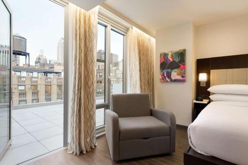 Habitación Sky View con 1 cama extragrande y balcón del hotel Embassy Suites By Hilton New York Manhattan Times Square. Foto 4
