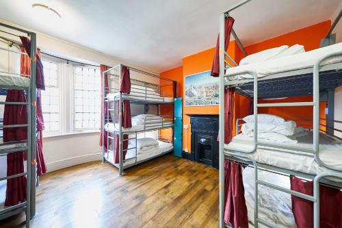 Cama en habitación compartida mixta con 12 camas y baño compartido del hotel St Christopher's Inn, Hammersmith