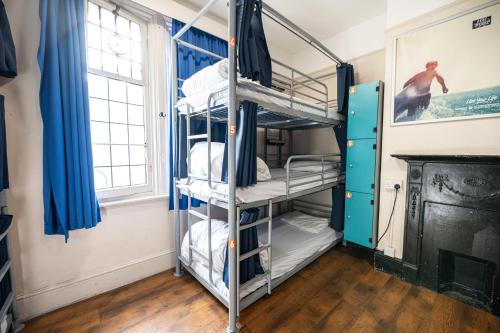 Cama en habitación compartida mixta de 9 camas con baño compartido del hotel St Christopher's Inn, Hammersmith. Foto 5