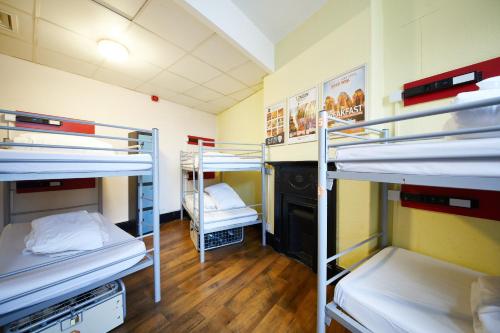Cama en habitación compartida mixta de 8 camas con baño compartido exterior del hotel St Christopher's Inn, Hammersmith. Foto 1