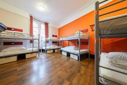 Cama en habitación compartida mixta de 8 camas con baño compartido exterior del hotel St Christopher's Inn, Hammersmith. Foto 2