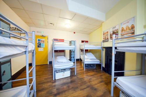 Cama en habitación compartida mixta de 8 camas con baño compartido exterior del hotel St Christopher's Inn, Hammersmith. Foto 5