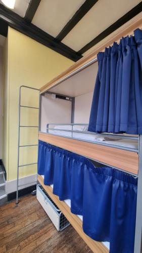 Cama en habitación compartida mixta de 18 camas con baño compartido exterior del hotel St Christopher's Inn, Hammersmith