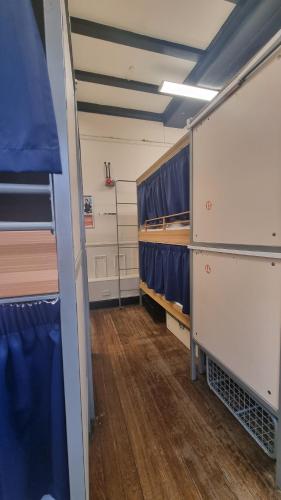 Cama en habitación compartida mixta de 18 camas con baño compartido exterior del hotel St Christopher's Inn, Hammersmith. Foto 1