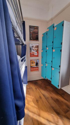 Cama en habitación compartida femenina de 9 camas con baño privado del hotel St Christopher's Inn, Hammersmith. Foto 1