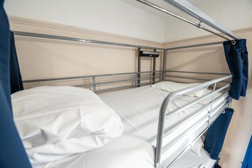 Cama en habitación compartida femenina de 9 camas con baño privado del hotel St Christopher's Inn, Hammersmith. Foto 7
