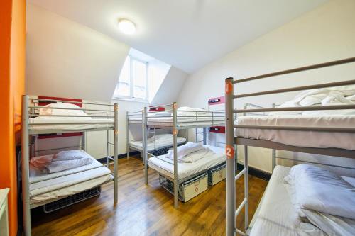 Cama en habitación compartida femenina de 8 camas con baño privado del hotel St Christopher's Inn, Hammersmith