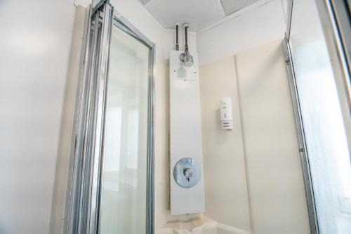 Cama en habitación compartida femenina de 8 camas con baño privado del hotel St Christopher's Inn, Hammersmith. Foto 5