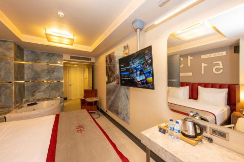 Habitación Deluxe con bañera de hidromasaje y balcón del hotel Ramada by Wyndham Istanbul Pera. Foto 3