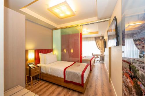 Suite de 2 dormitorios del hotel Ramada by Wyndham Istanbul Pera. Foto 1