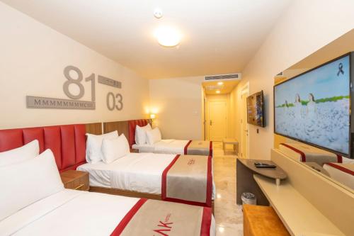 Habitación Triple Estándar del hotel Ramada by Wyndham Istanbul Pera. Foto 3