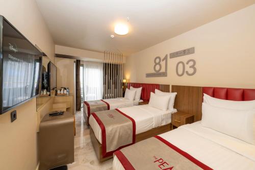Habitación Triple Estándar del hotel Ramada by Wyndham Istanbul Pera. Foto 4
