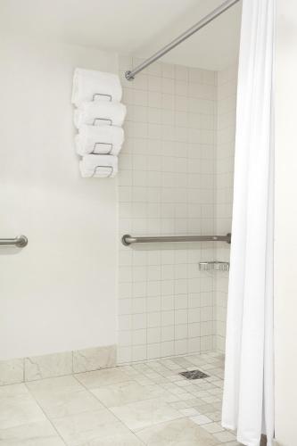 Habitación Doble con ducha accesible en silla de ruedas - 2 camas dobles - Adaptada para personas con movilidad reducida y discapacidad auditiva del hotel Renaissance Newark Airport. Foto 2