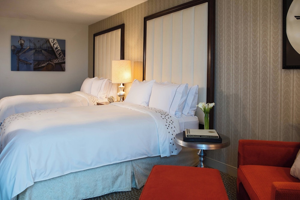 Habitación, 2 camas dobles del hotel Renaissance Newark Airport. Foto 3