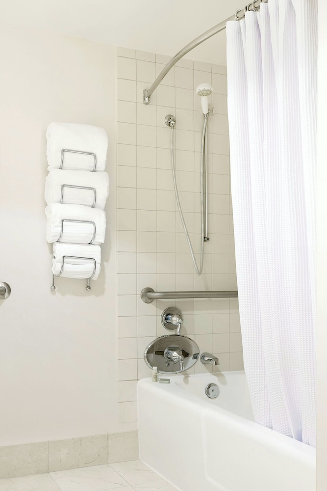 Habitación, 1 cama de matrimonio grande (Mobility/Hearing Accessible, Tub) del hotel Renaissance Newark Airport. Foto 5