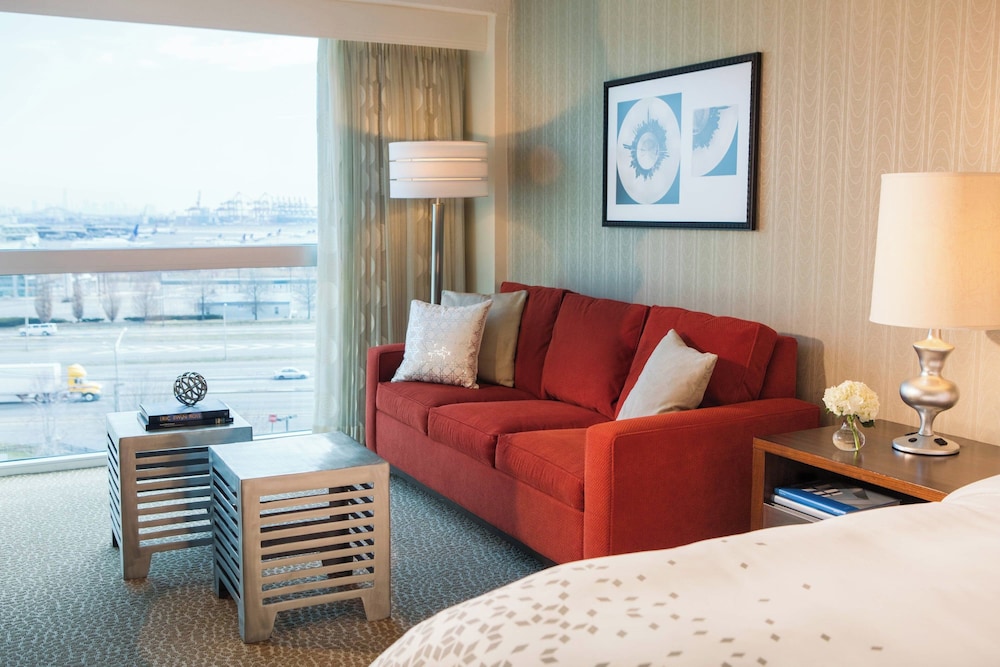 Habitación Club, 1 cama de matrimonio grande del hotel Renaissance Newark Airport. Foto 2
