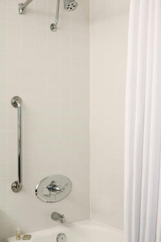 Habitación Doble Estándar del hotel Renaissance Newark Airport. Foto 6