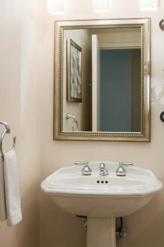 Habitación Deluxe con cama extragrande y bañera adaptada - Apta para personas con discapacidad auditiva y movilidad reducida del hotel Renaissance Newark Airport. Foto 3