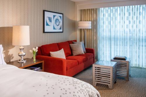 Habitación Deluxe con cama extragrande y bañera adaptada - Apta para personas con discapacidad auditiva y movilidad reducida del hotel Renaissance Newark Airport. Foto 1