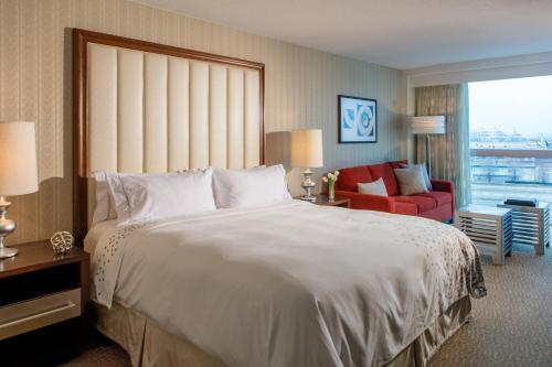 Habitación Deluxe con cama extragrande y bañera adaptada - Apta para personas con discapacidad auditiva y movilidad reducida del hotel Renaissance Newark Airport. Foto 2